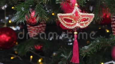 红色威尼斯狂欢节面具挂在圣诞树上飘扬。 圣诞节和新年`背景。 圣诞树
